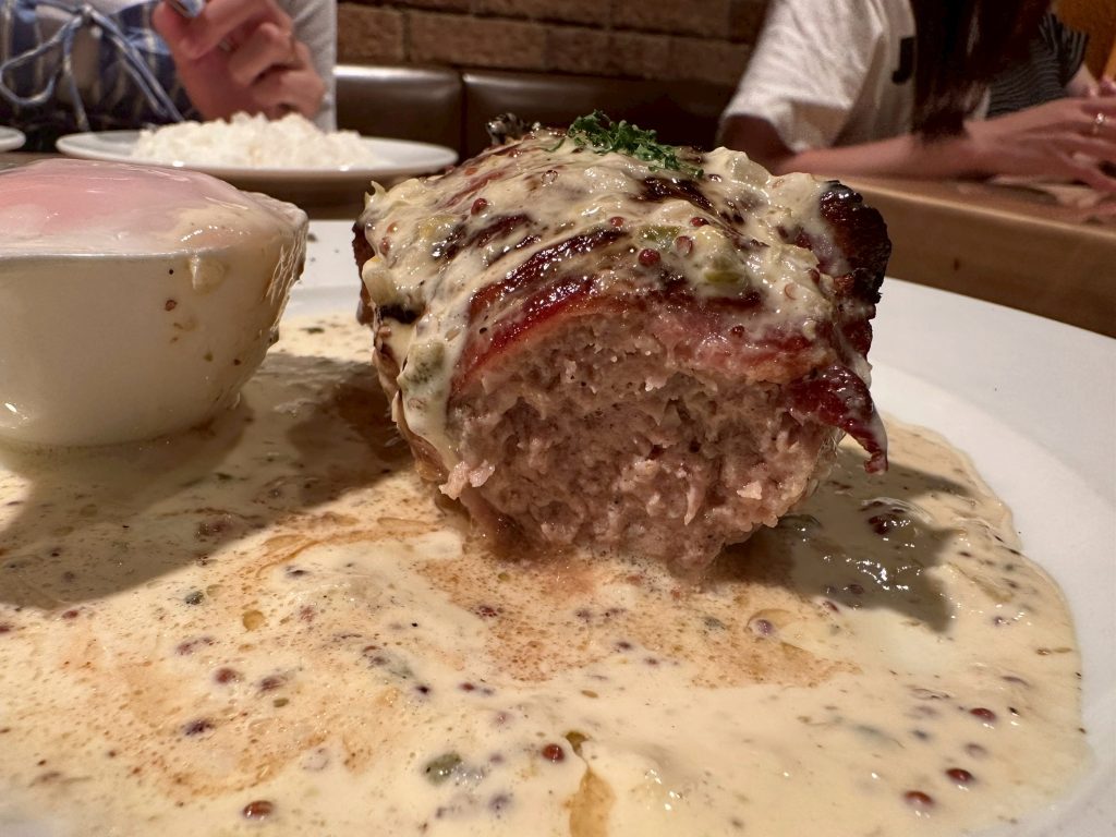 ハンバーグ ウィル　ベーコン巻きハンバーグ　ハニーマスタードクリームの断面